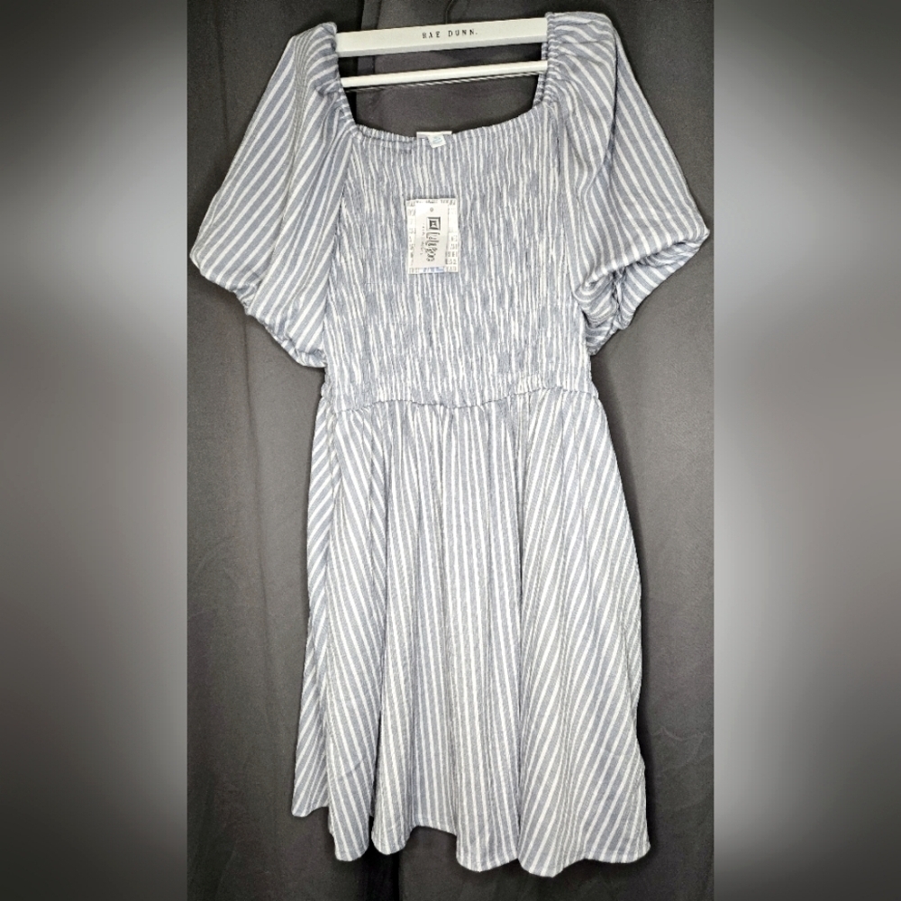 LuLa Roe XL whimsical crinkle knit knee-length dress, with pockets. Blue/white